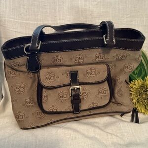 🚨(REHAB BAG)VINTAGE DOONEY & BOURKE SIGNATURE LOGO BROWN EAST/WEST SHOULDER BAG